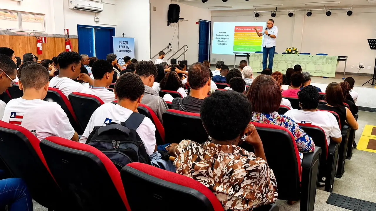 Participantes acompanham uma apresentação durante uma das atividades do projeto na Bahia