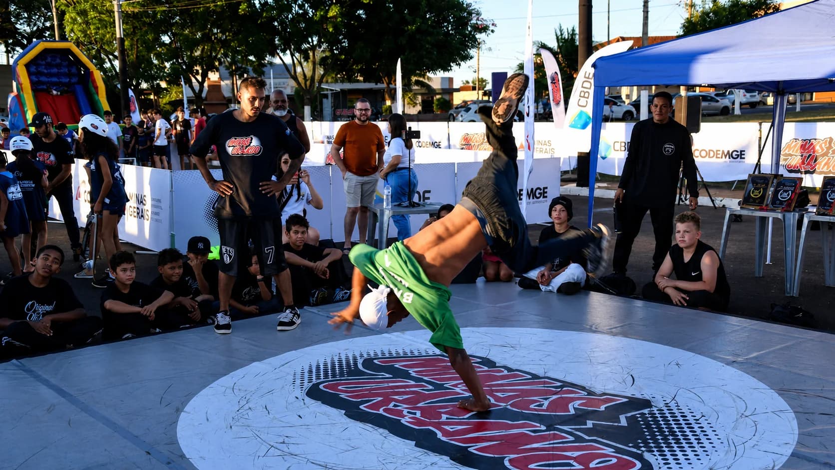 Atleta executa movimento de breaking em arena do Minas Urbano