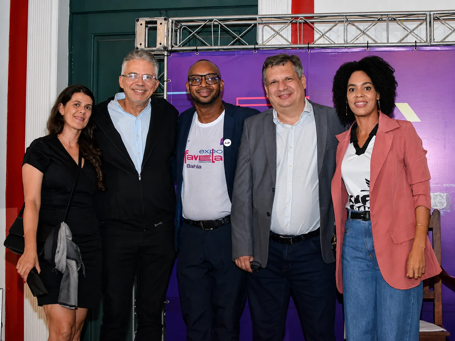 Grupo de representantes institucionais reunido em evento profissional